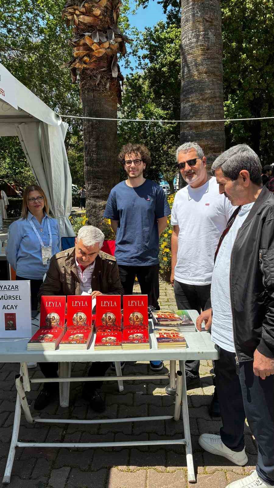 Gazeteci Mürsel Acay İzmir Kitap Fuarında okurlarıyla buluştu
