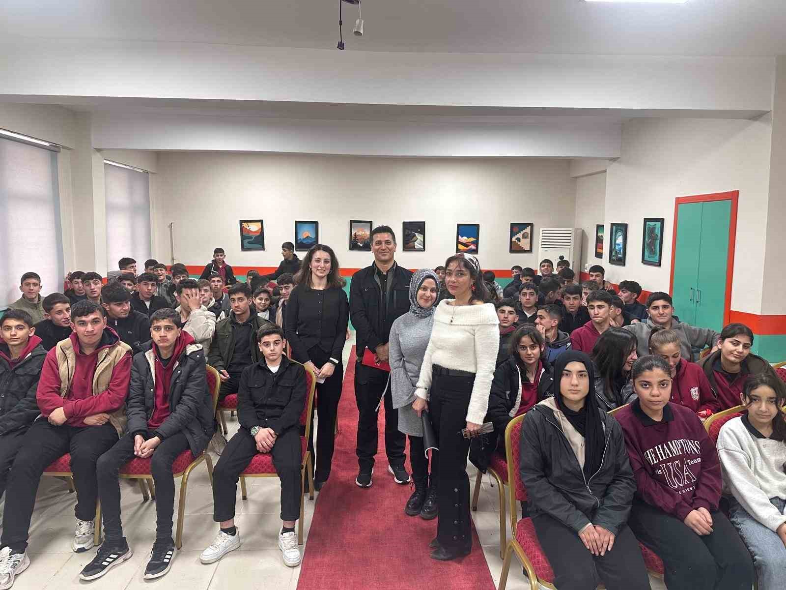 Gazeteci-yazar İbrahimoğlu öğrencilerle bir araya geldi
