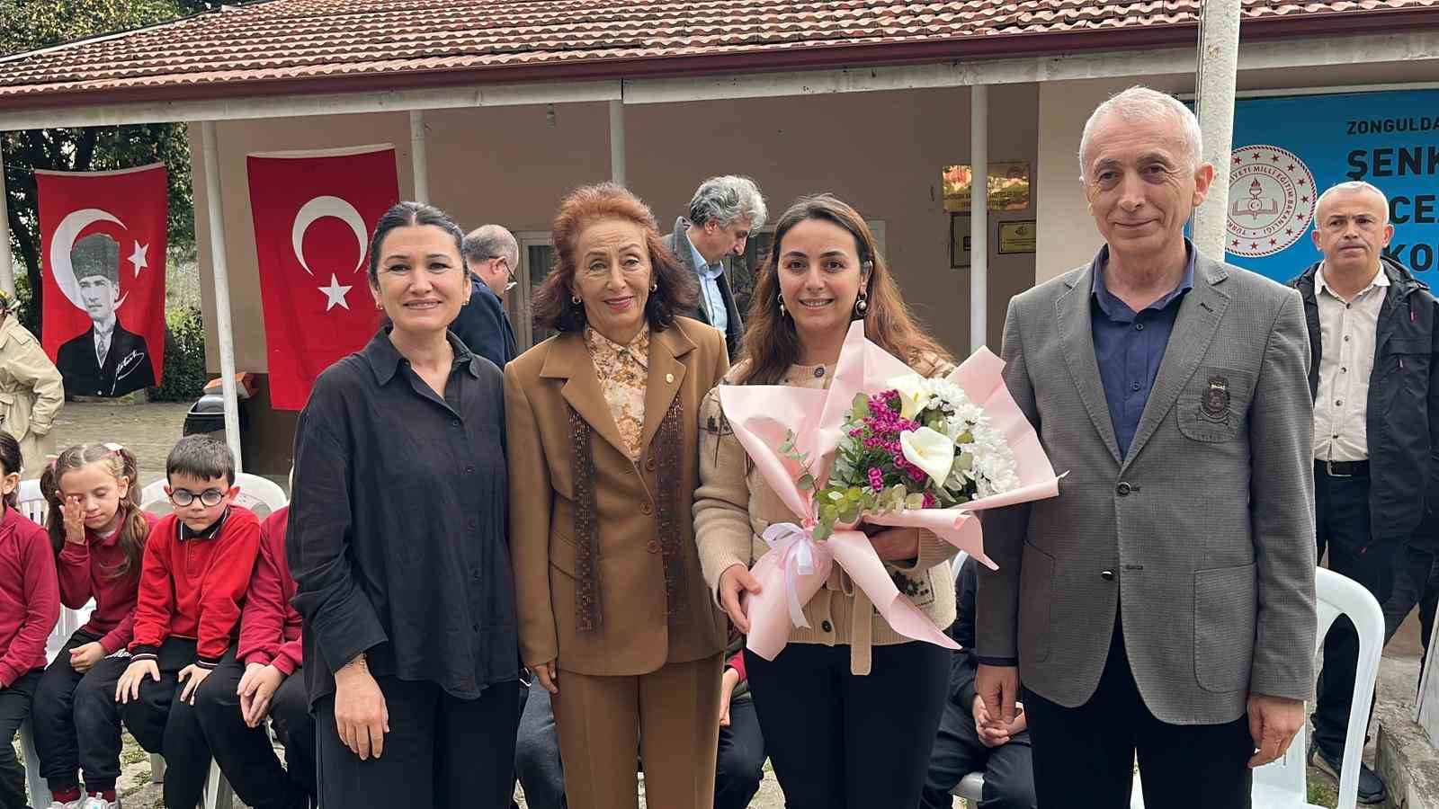 Gazeteciler, 19 yıl önce tadilat ettirdikleri okulda öğrencilerle buluşup hediye dağıttı
