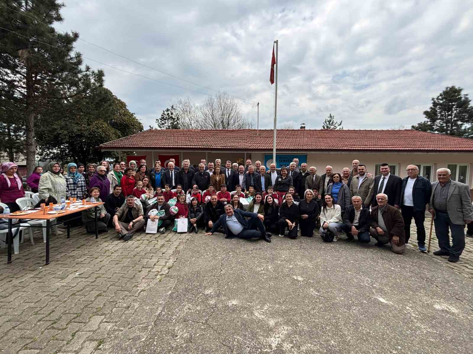 Gazeteciler, 19 yıl önce tadilat ettirdikleri okulda öğrencilerle buluşup hediye dağıttı
