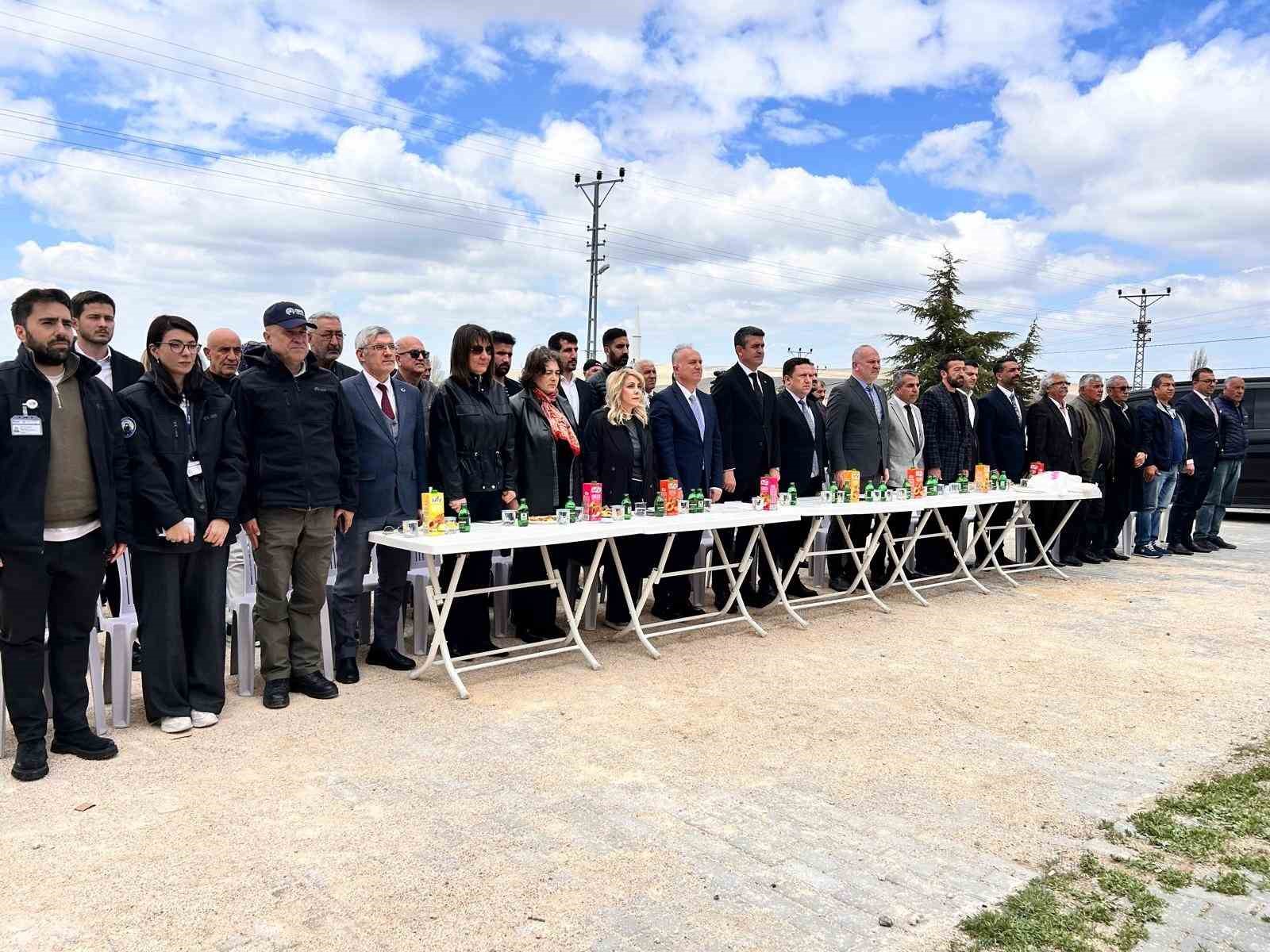 Gazetecilerden köy okuluna kütüphane
