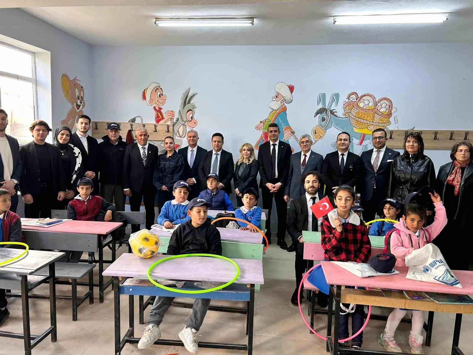 Gazetecilerden köy okuluna kütüphane
