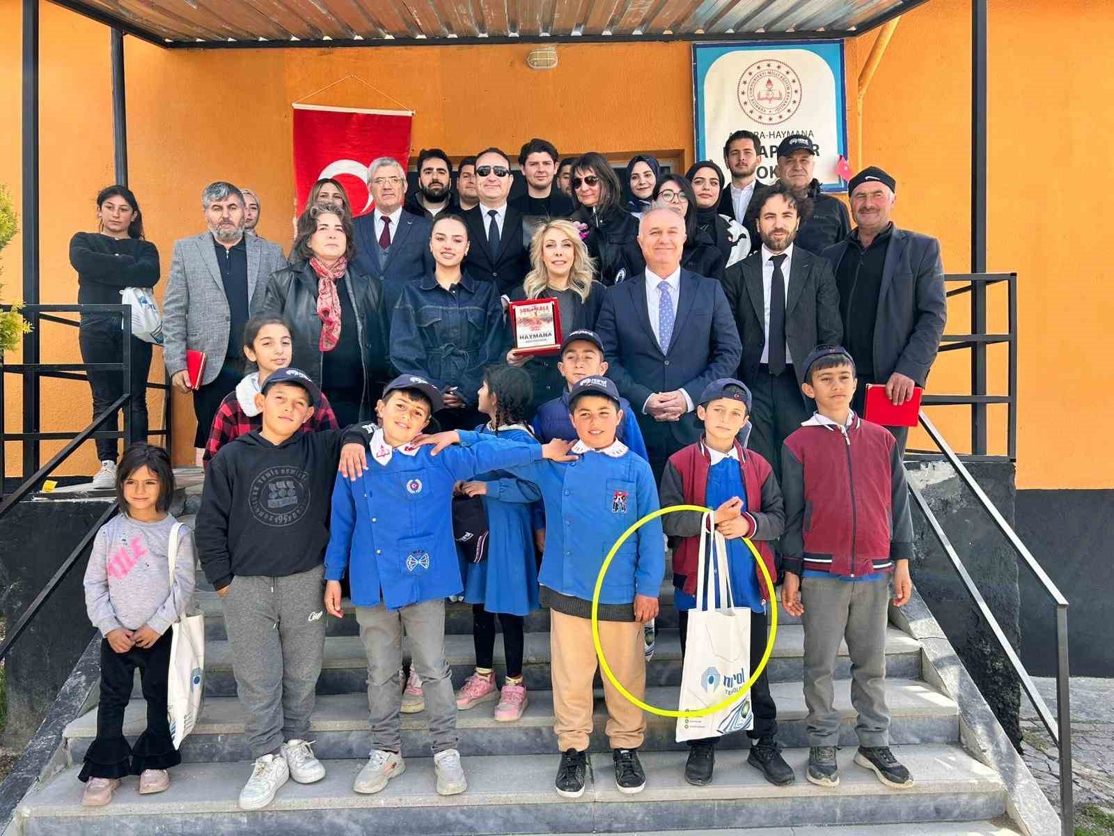 Gazetecilerden köy okuluna kütüphane
