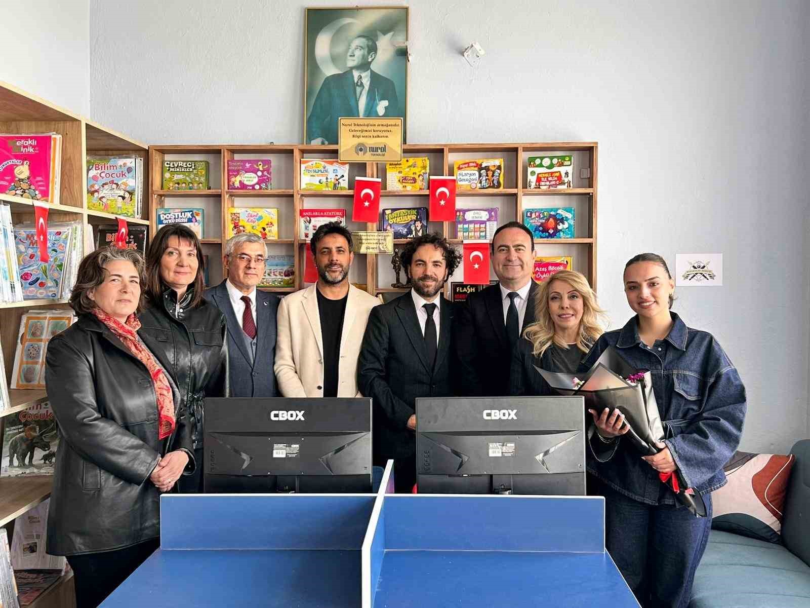 Gazetecilerden köy okuluna kütüphane
