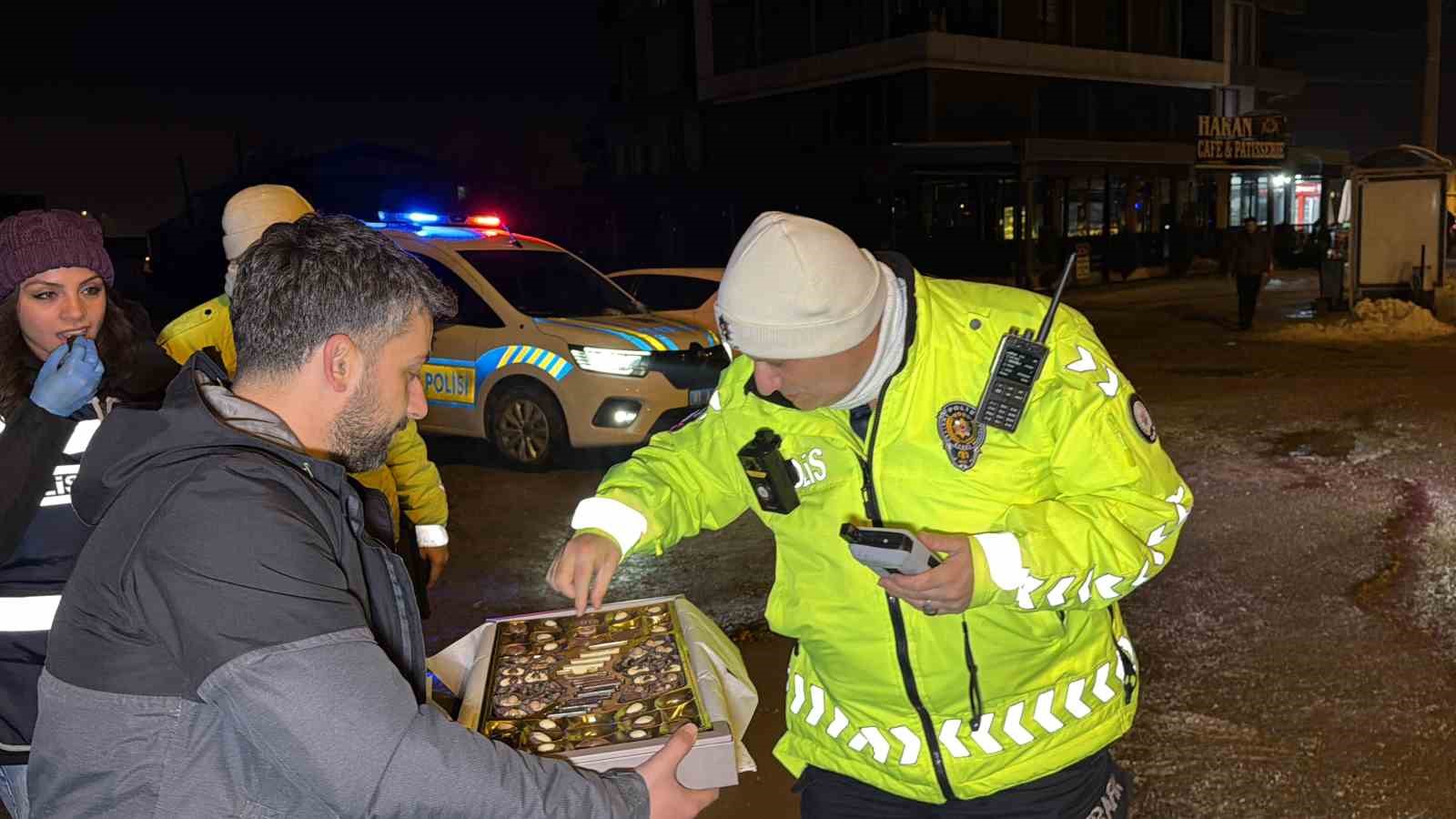 Gazetecilerden polislere yeni yıl sürprizi
