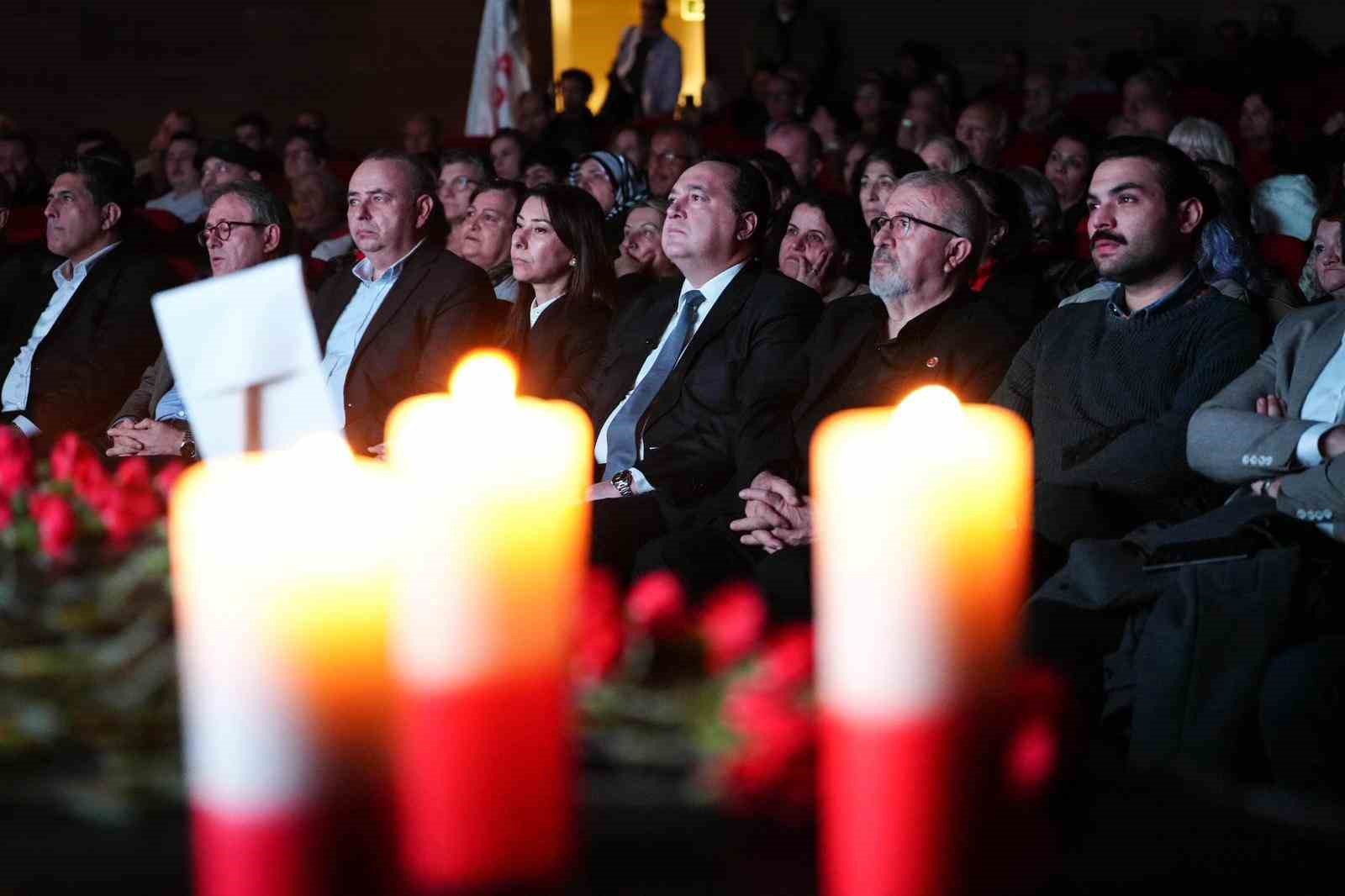 Gazeteciliğin keskin kalemi Uğur Mumcu Manisa’da anıldı
Gazeteciliğin keskin kalemi Uğur Mumcu Manisa’da anıldı
