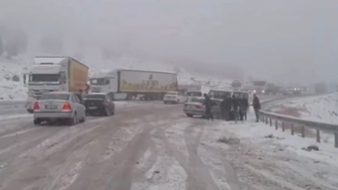 Gaziantep-Araban kara yolunda kar esareti: Çok sayıda araç mahsur kaldı
