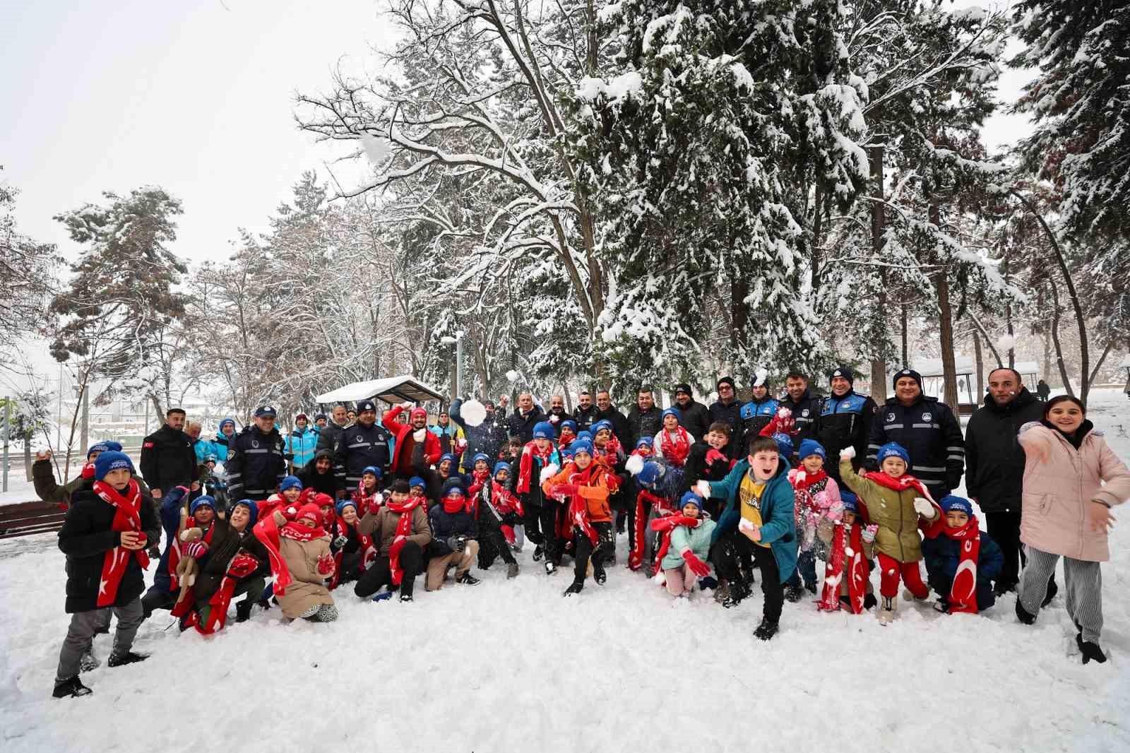 Gaziantep Büyükşehir Belediyesi, çocukların kar sevincine hediyelerle ortak oldu
