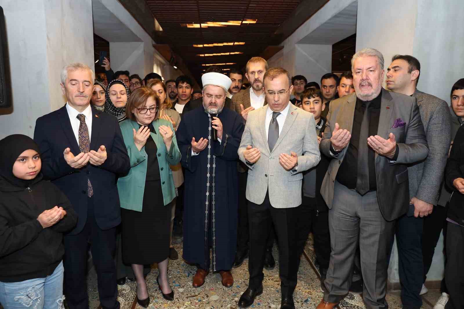 Gaziantep Büyükşehir ev sahipliğinde Mukaddes Emanetler Sergisi vatandaşlarla buluştu
Gaziantep Büyükşehir ev sahipliğinde Mukaddes Emanetler Sergisi vatandaşlarla buluştu