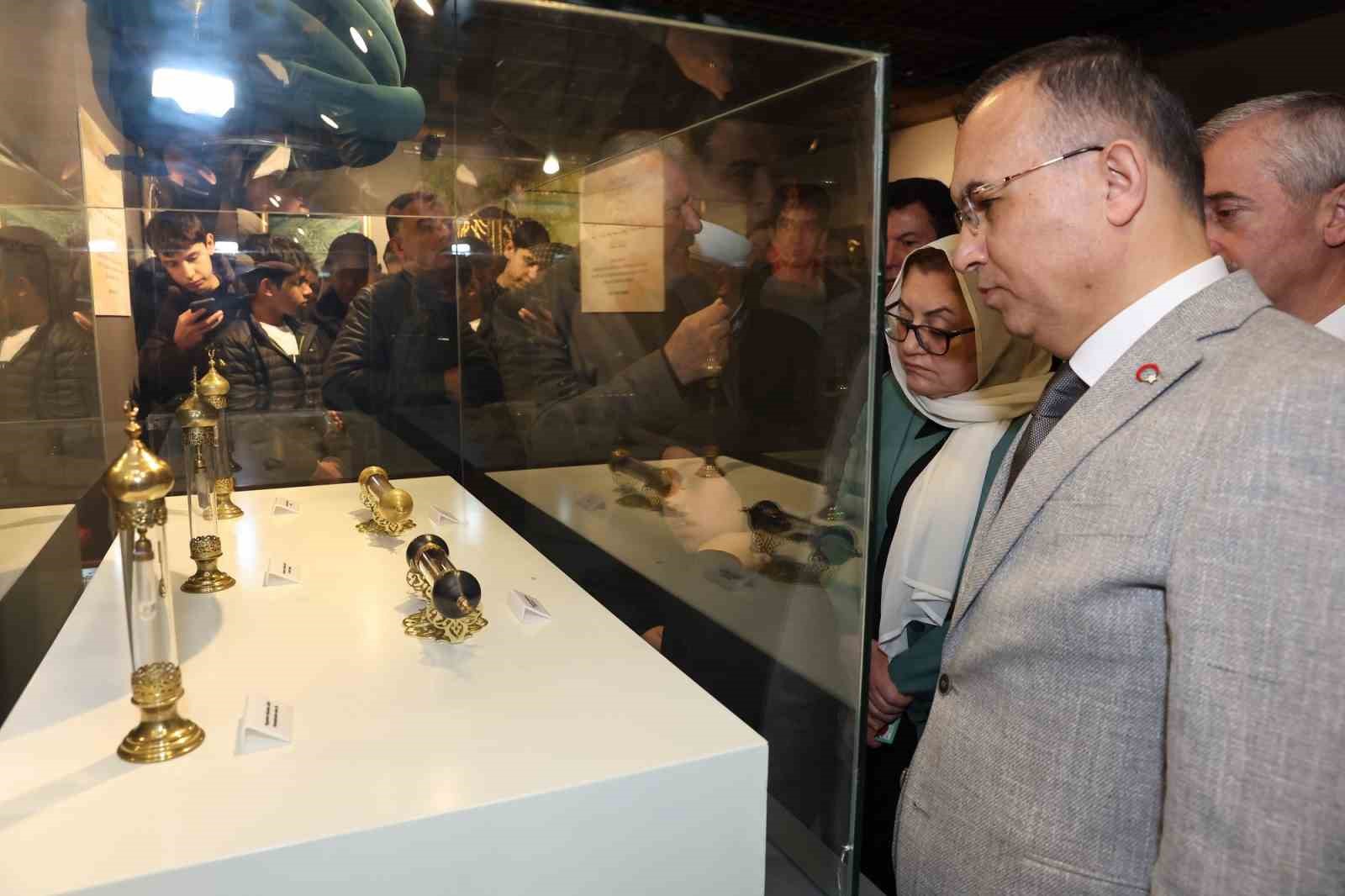 Gaziantep Büyükşehir ev sahipliğinde Mukaddes Emanetler Sergisi vatandaşlarla buluştu
Gaziantep Büyükşehir ev sahipliğinde Mukaddes Emanetler Sergisi vatandaşlarla buluştu