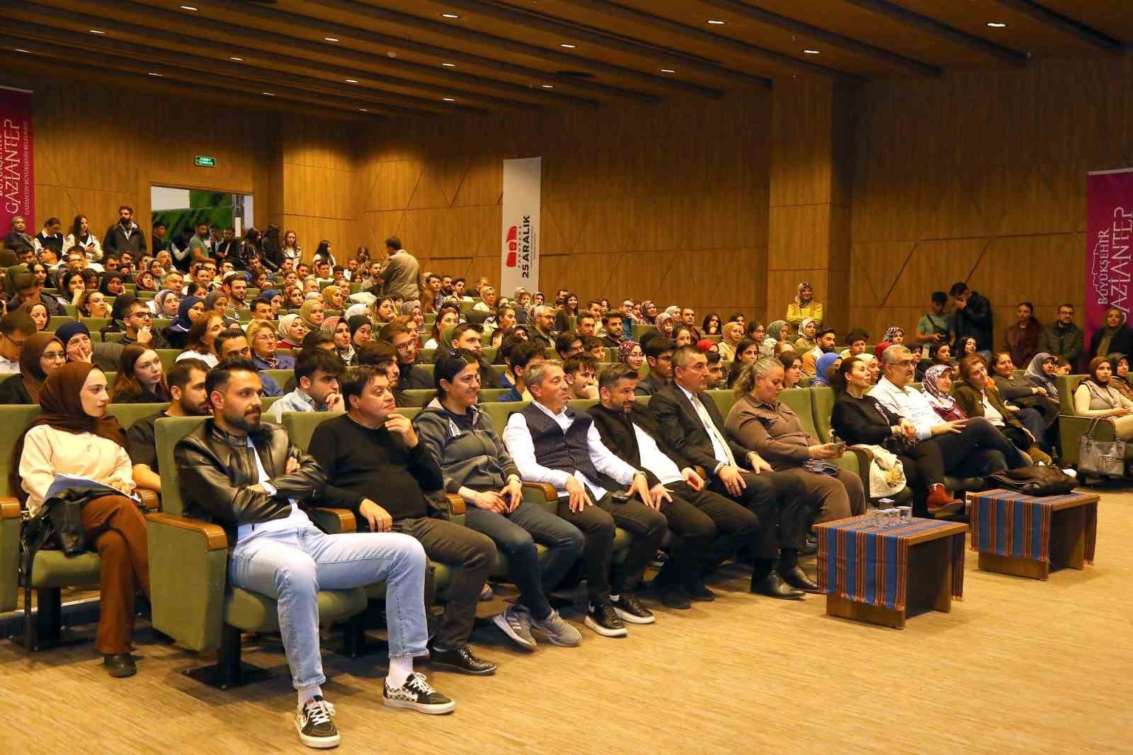 Gaziantep Büyükşehir ev sahipliğinde Oytun Erbaş insan aklını anlattı
