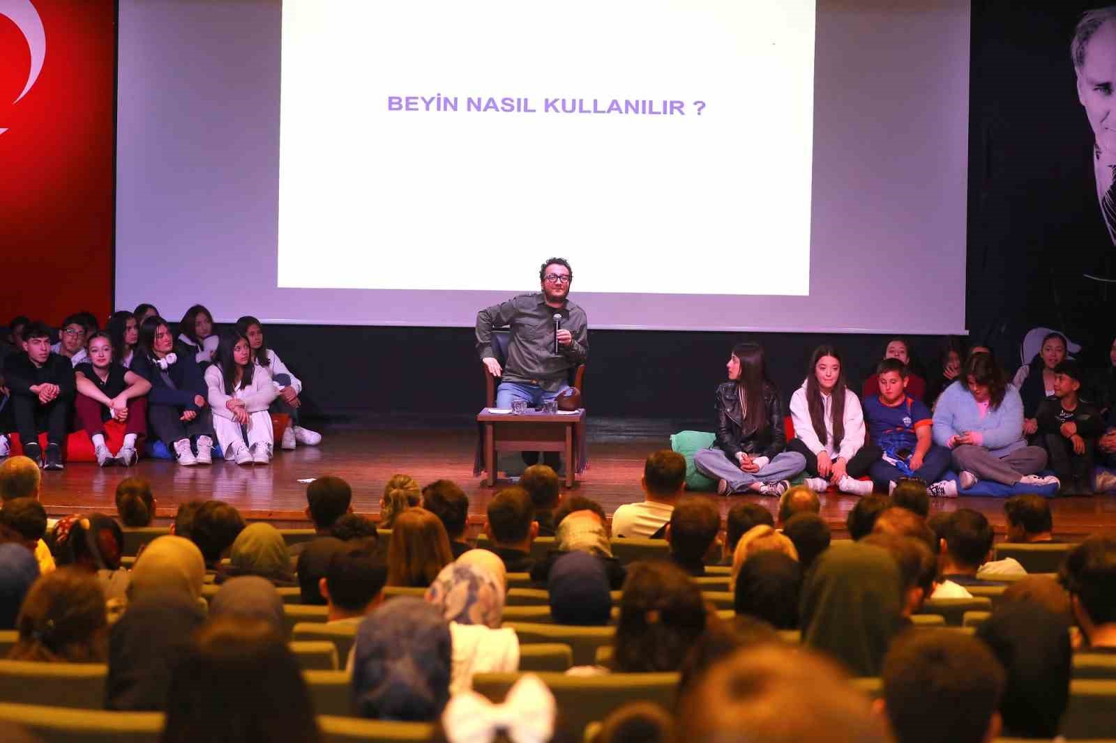 Gaziantep Büyükşehir ev sahipliğinde Oytun Erbaş insan aklını anlattı
