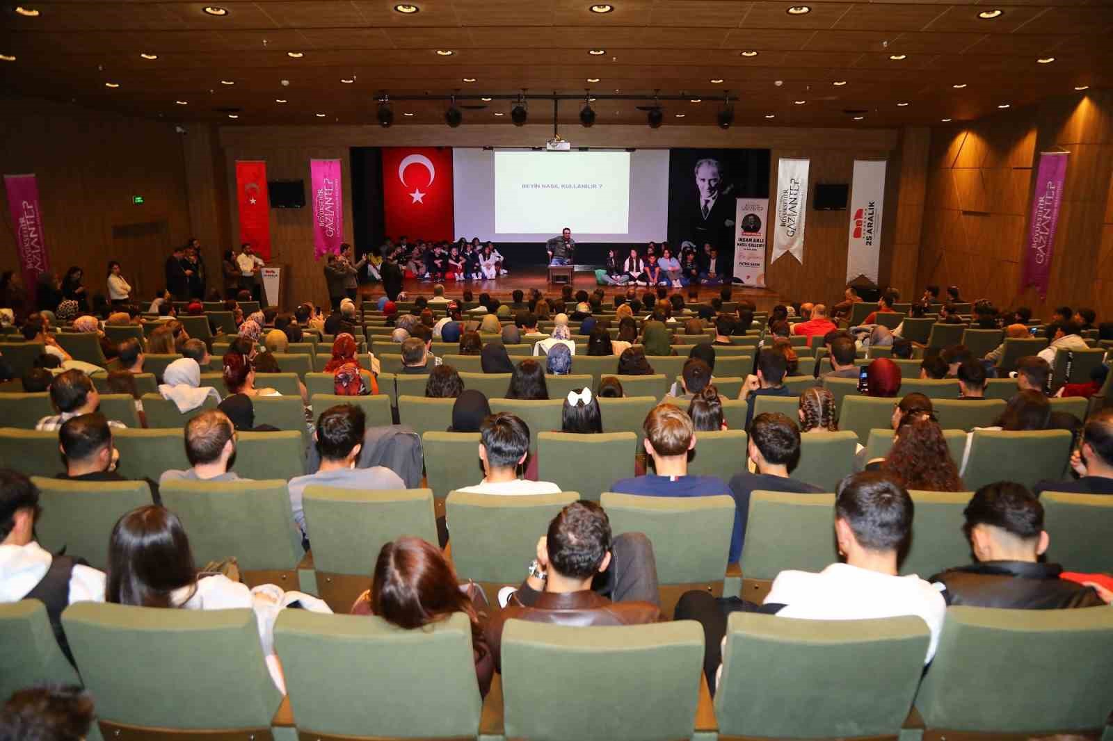 Gaziantep Büyükşehir ev sahipliğinde Oytun Erbaş insan aklını anlattı
