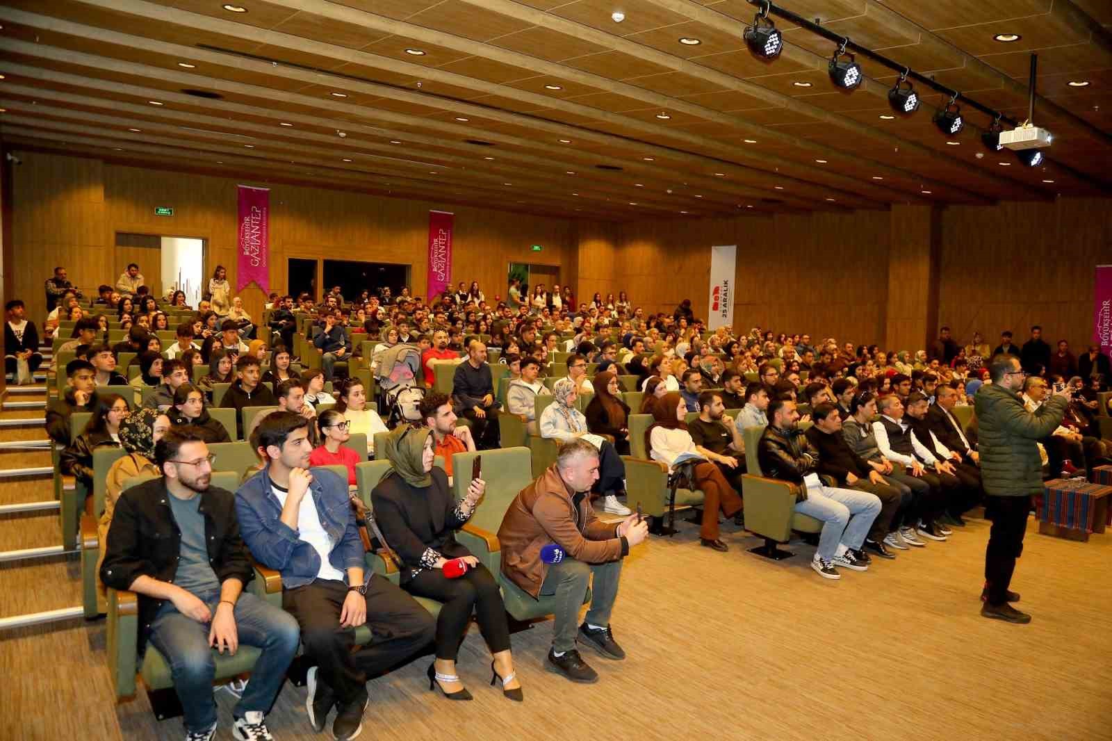 Gaziantep Büyükşehir ev sahipliğinde Oytun Erbaş insan aklını anlattı
