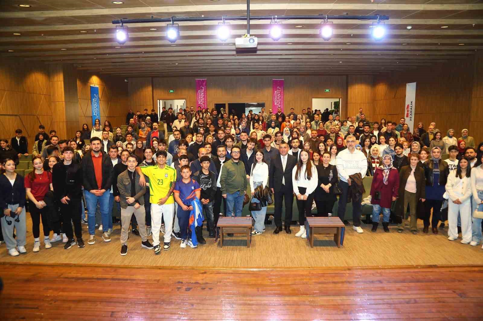 Gaziantep Büyükşehir ev sahipliğinde Oytun Erbaş insan aklını anlattı
