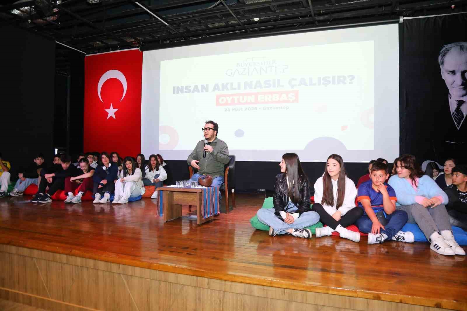 Gaziantep Büyükşehir ev sahipliğinde Oytun Erbaş insan aklını anlattı
