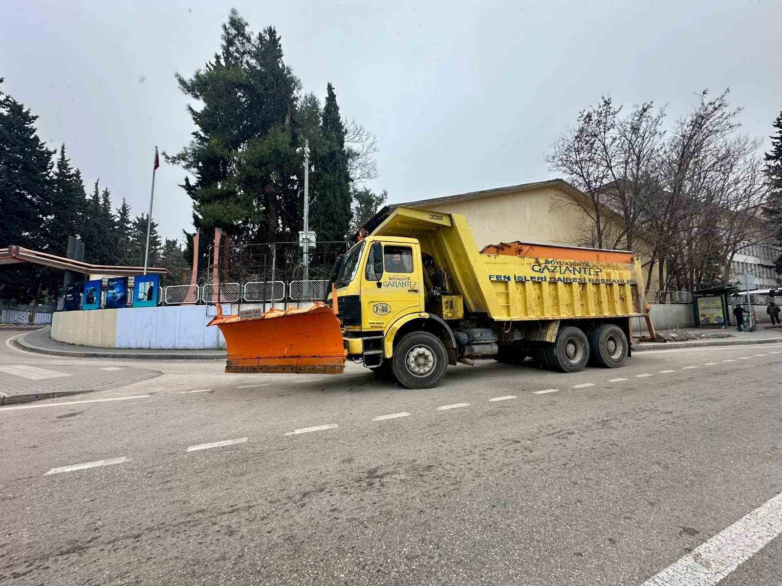 Gaziantep Büyükşehir, kar yağışına yönelik tüm aşamalarda sahada

