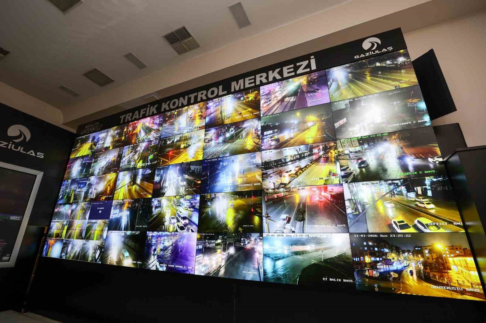 Gaziantep Büyükşehir, kar yağışına yönelik tüm aşamalarda sahada
