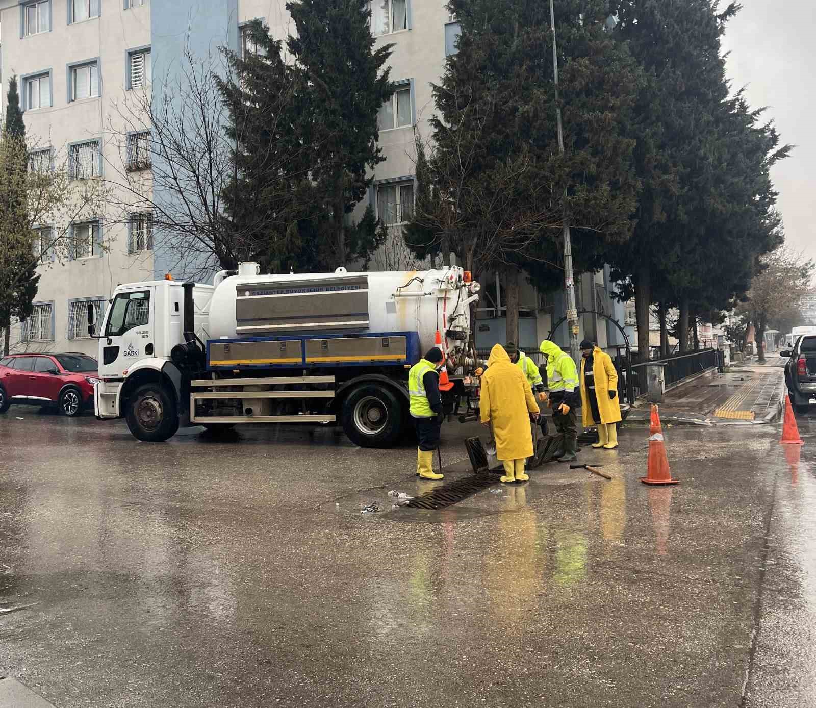 Gaziantep Büyükşehir yağışa karşı sahada

