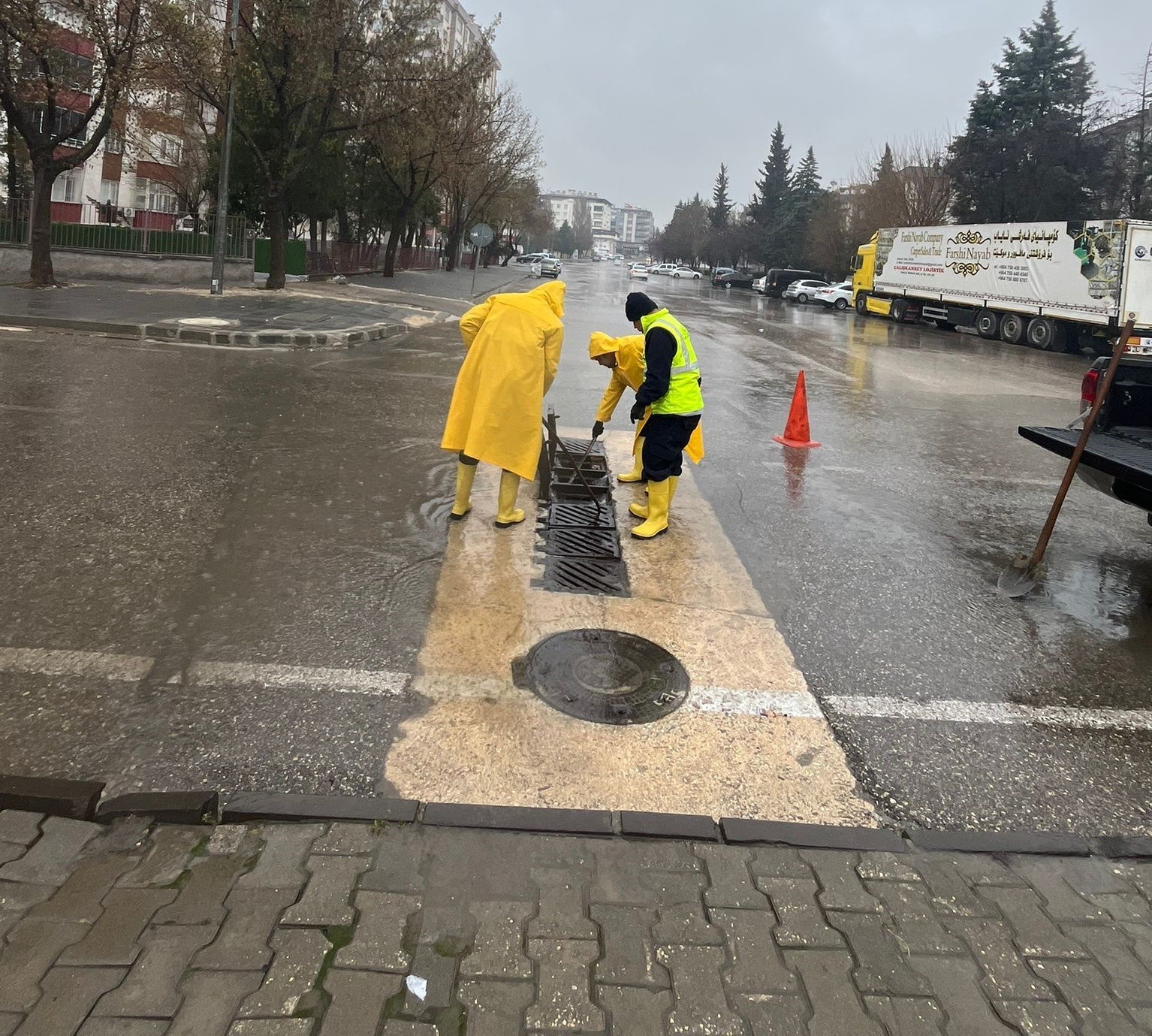 Gaziantep Büyükşehir yağışa karşı sahada
