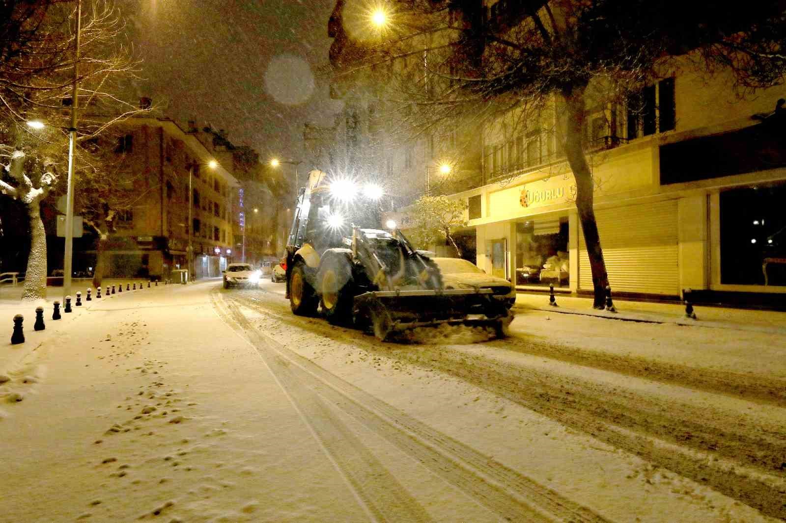 Gaziantep Büyükşehir yoğun kar yağışında tüm ekipleriyle sahada
