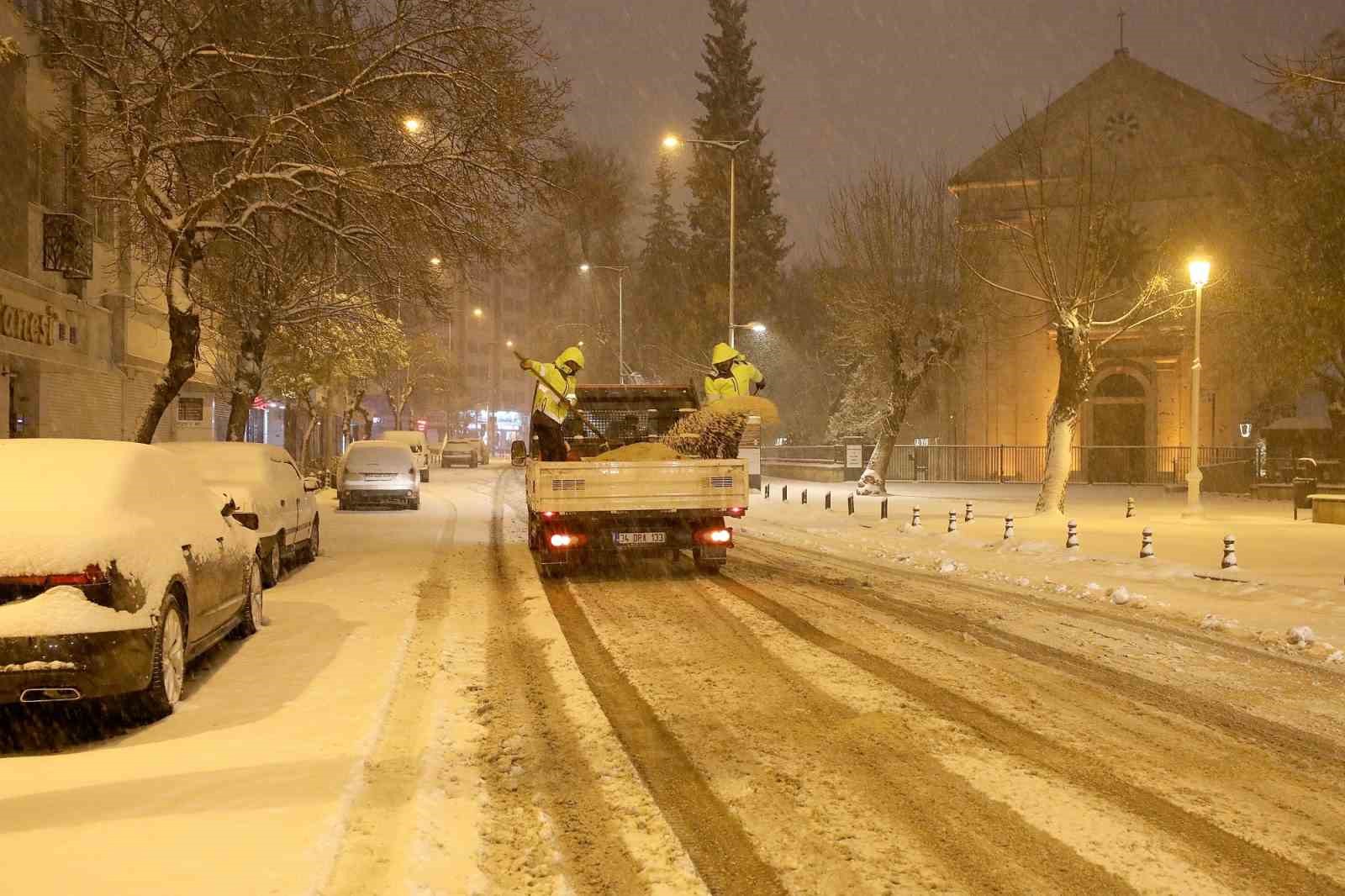 Gaziantep Büyükşehir yoğun kar yağışında tüm ekipleriyle sahada
