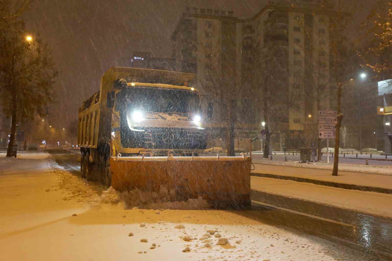 Gaziantep Büyükşehir yoğun kar yağışında tüm ekipleriyle sahada
