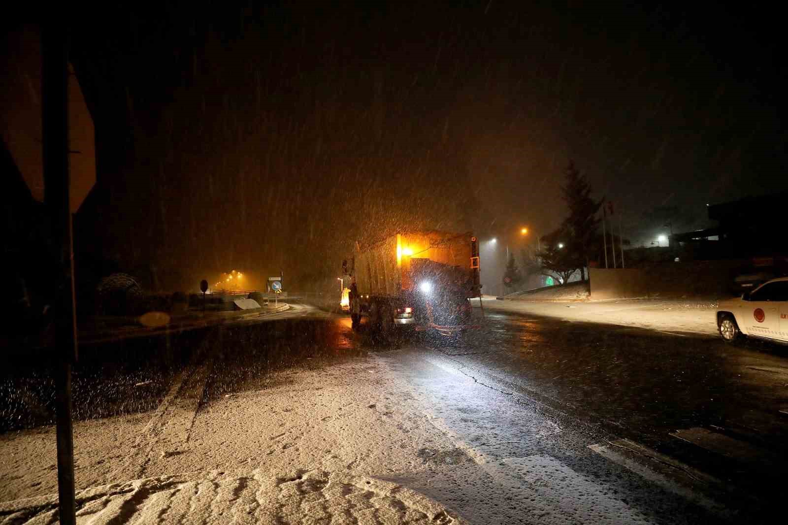 Gaziantep Büyükşehir yoğun kar yağışında tüm ekipleriyle sahada
