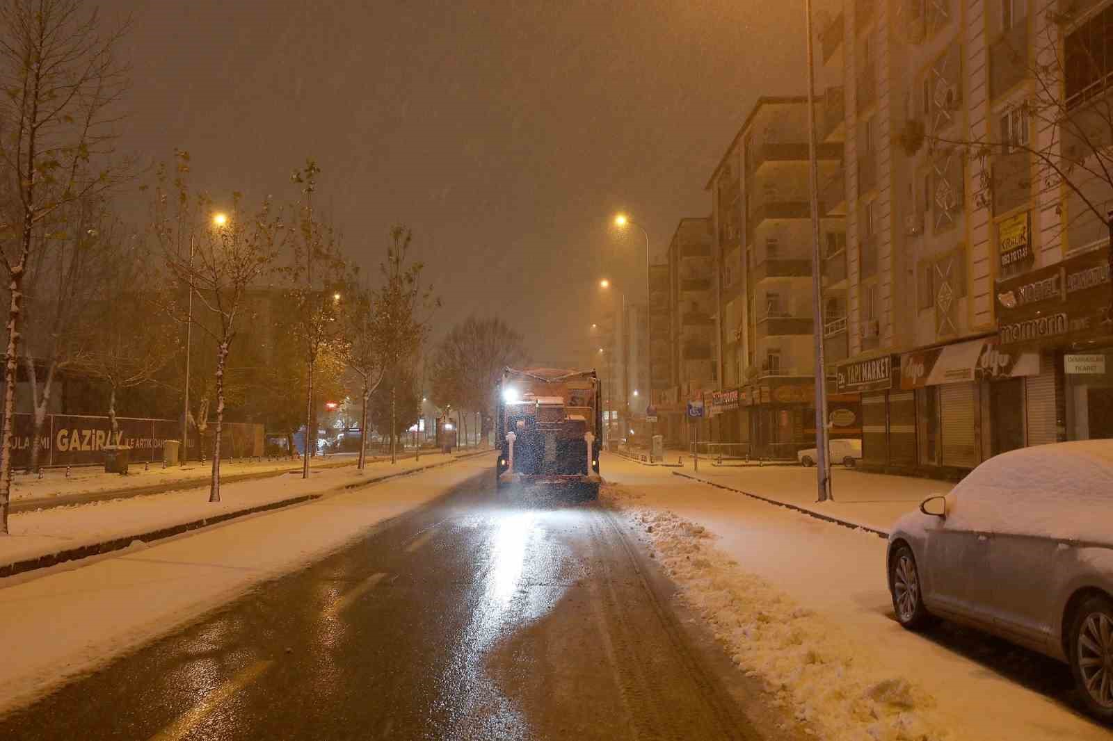 Gaziantep Büyükşehir yoğun kar yağışında tüm ekipleriyle sahada
