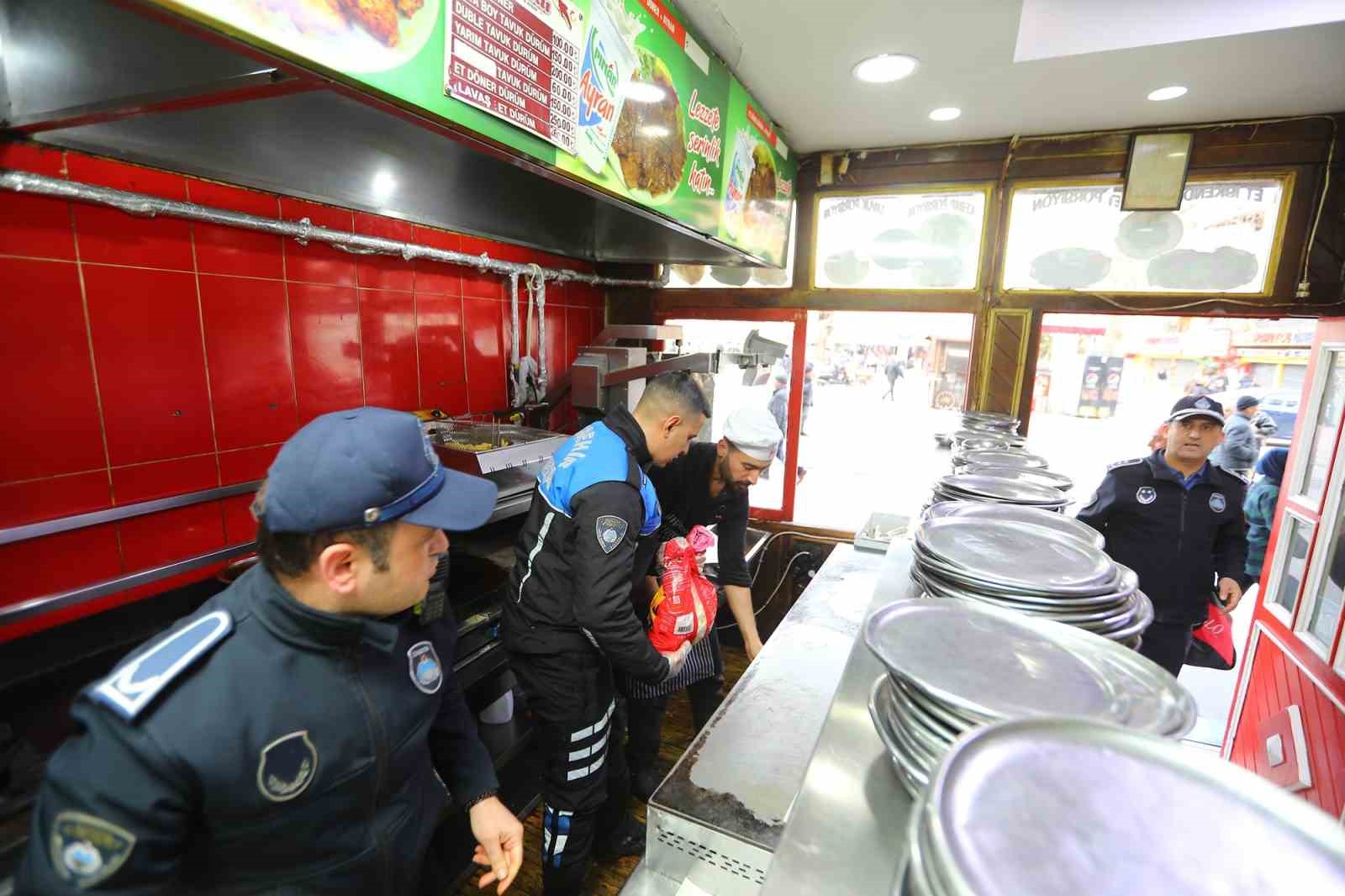 Gaziantep Büyükşehir Zabıta’dan Ramazan’da sıkı denetim
Gaziantep Büyükşehir Zabıta’dan Ramazan’da sıkı denetim