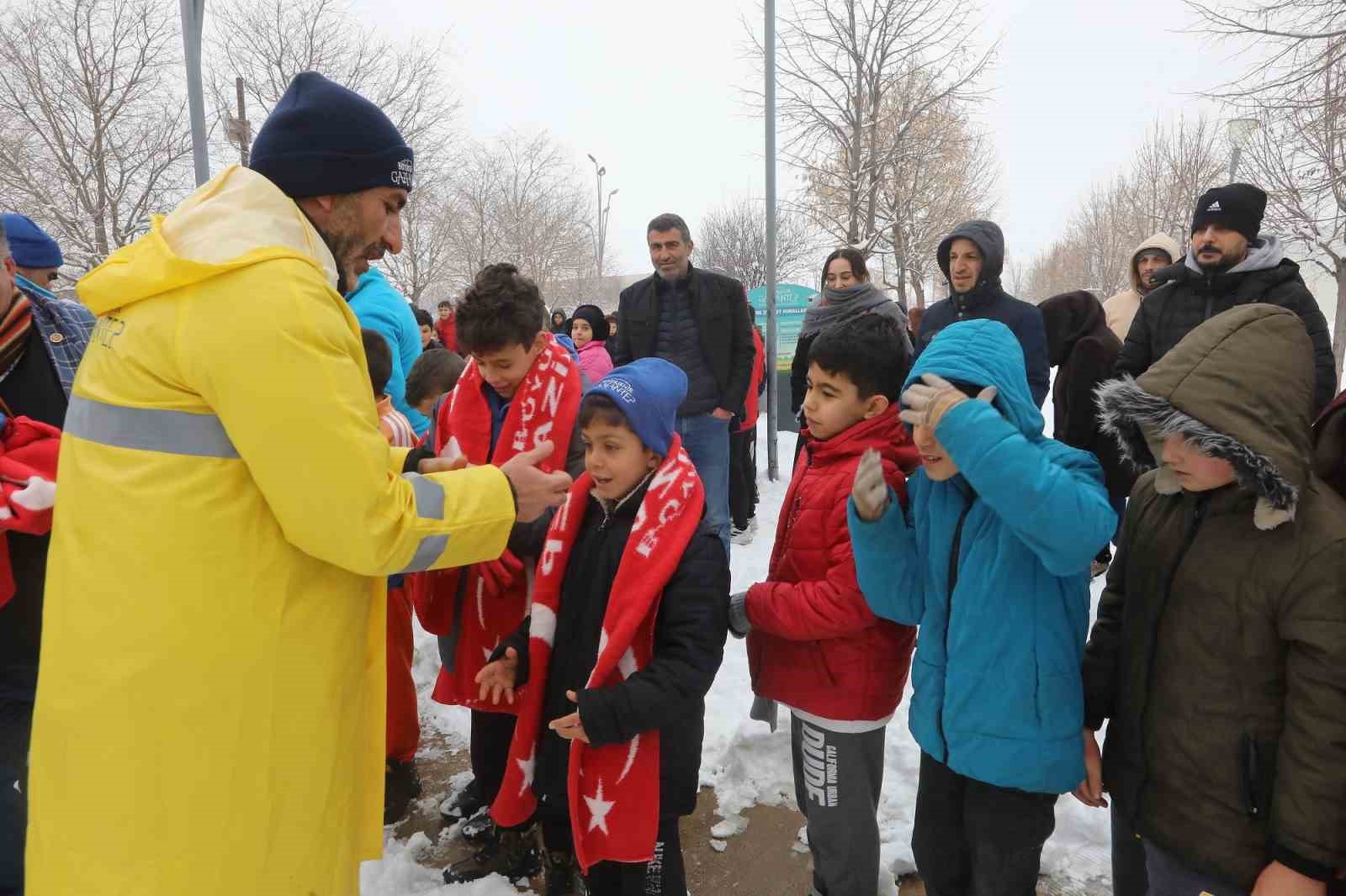 Gaziantep Büyükşehir’den çocuklara kar hediyesi
