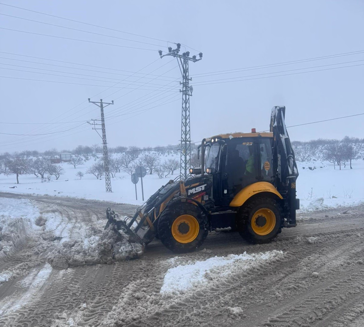 Gaziantep Büyükşehir’den köy yollarında yoğun karla mücadele
Gaziantep Büyükşehir’den köy yollarında yoğun karla mücadele