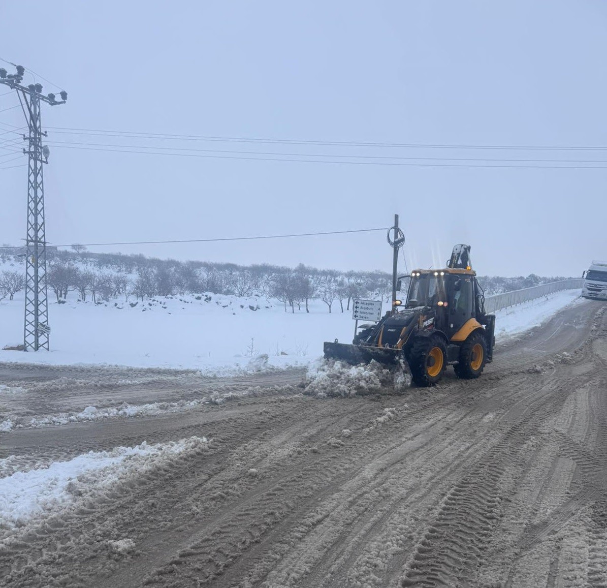 Gaziantep Büyükşehir’den köy yollarında yoğun karla mücadele
Gaziantep Büyükşehir’den köy yollarında yoğun karla mücadele