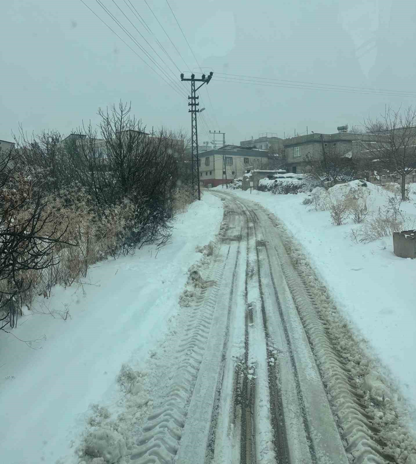 Gaziantep Büyükşehir’den köy yollarında yoğun karla mücadele
Gaziantep Büyükşehir’den köy yollarında yoğun karla mücadele