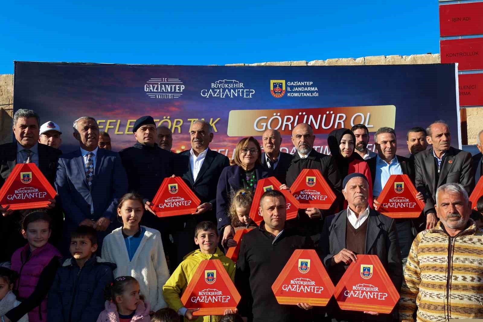 Gaziantep Büyükşehir’in "Reflektör Tak, Görünür Ol" projesinde ilk dağıtım gerçekleştirildi

