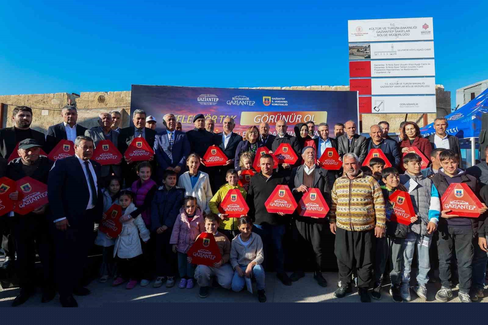 Gaziantep Büyükşehir’in "Reflektör Tak, Görünür Ol" projesinde ilk dağıtım gerçekleştirildi
