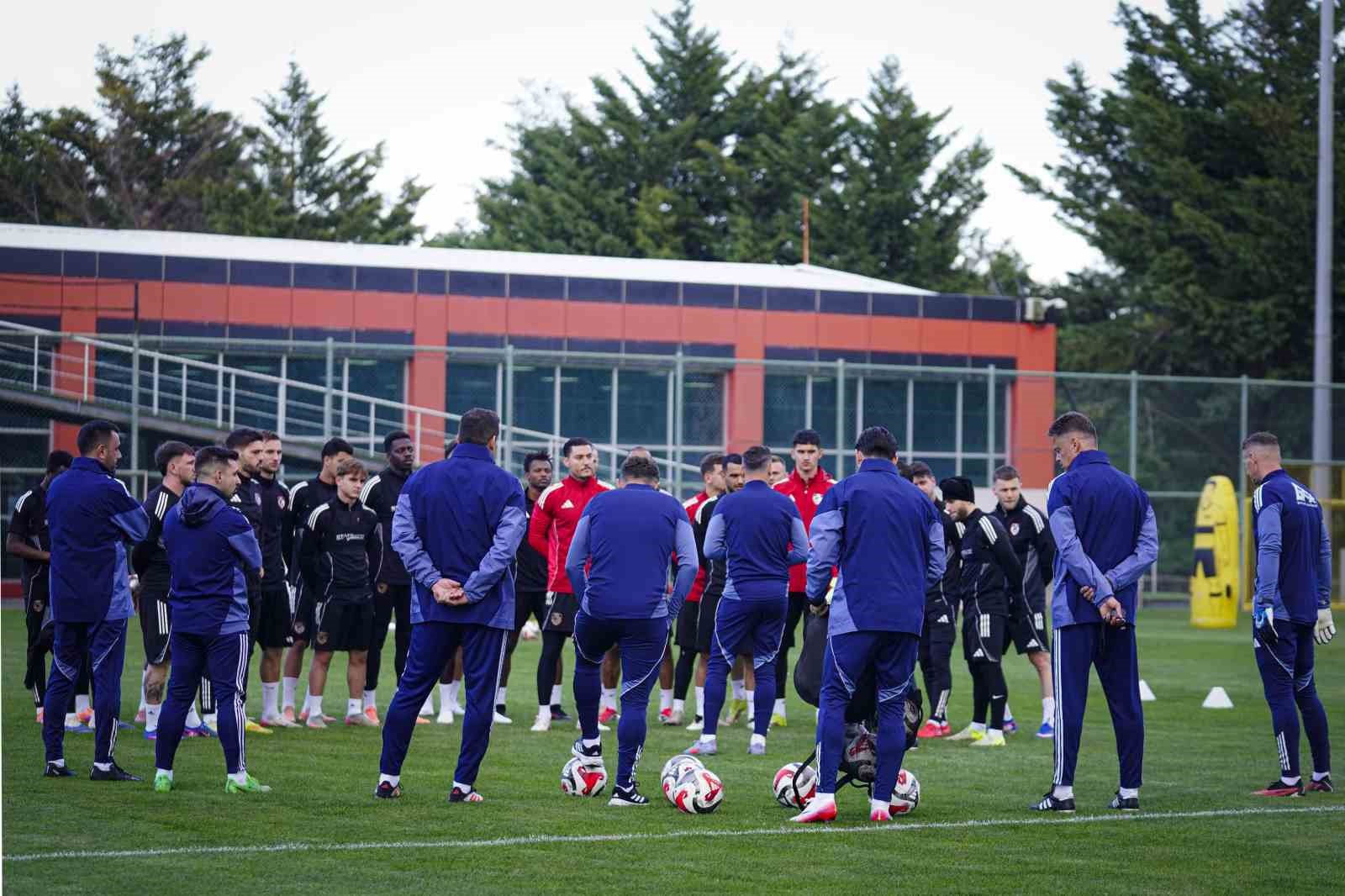 Gaziantep FK, Mirel Radoi yönetiminde ilk antrenmanını yaptı
