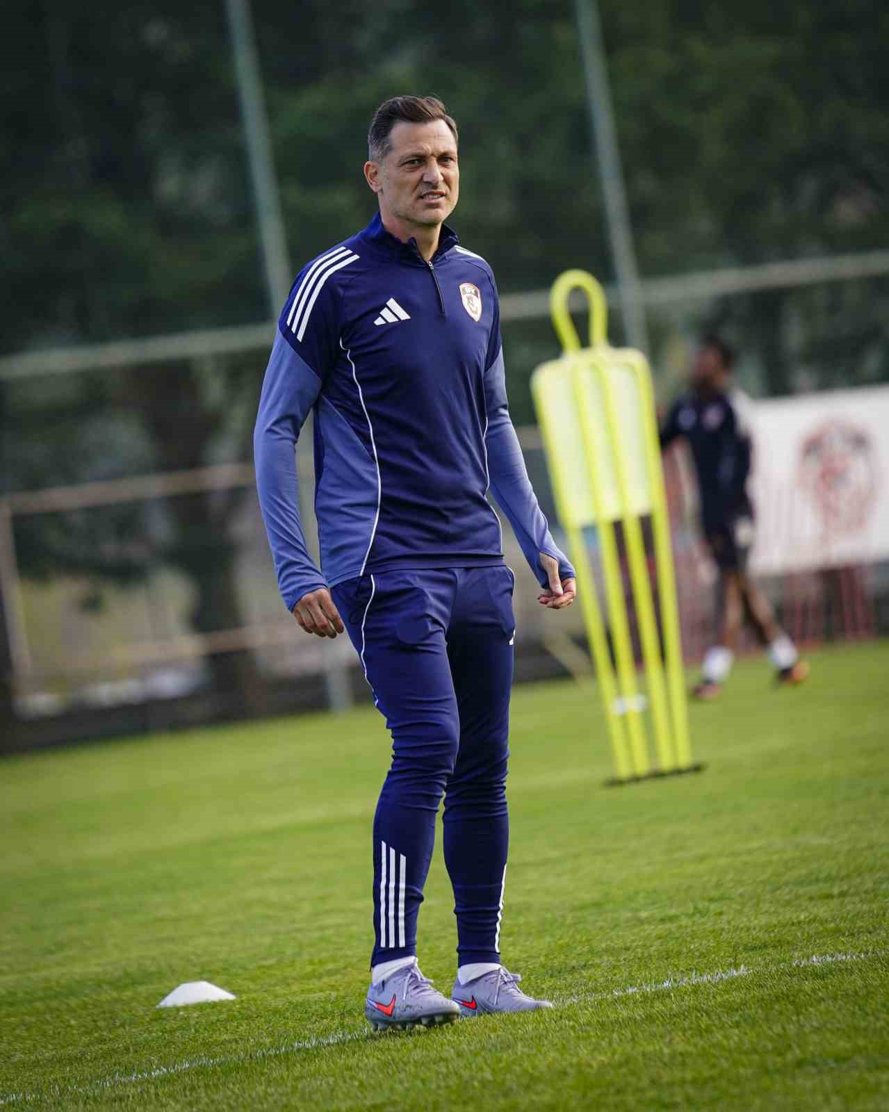 Gaziantep FK, Mirel Radoi yönetiminde ilk antrenmanını yaptı
