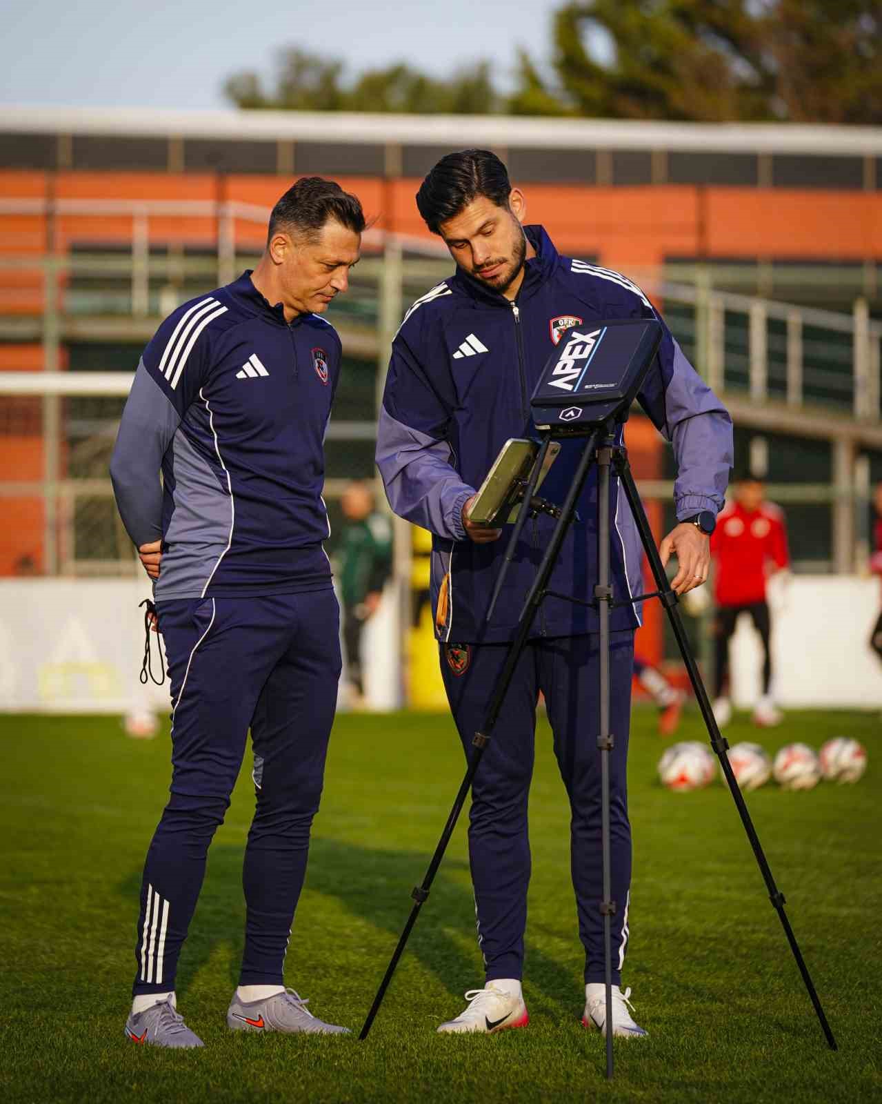 Gaziantep FK, Mirel Radoi yönetiminde ilk antrenmanını yaptı
