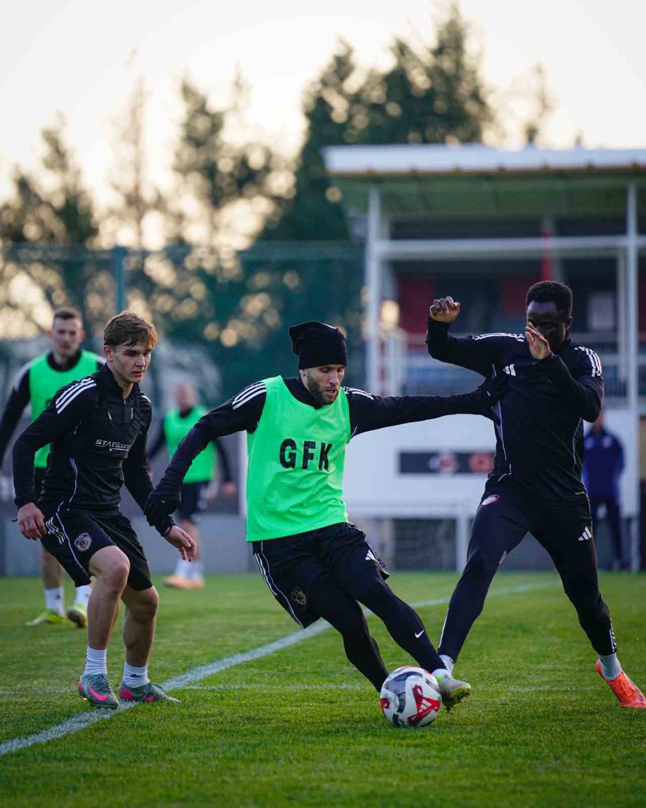 Gaziantep FK, Mirel Radoi yönetiminde ilk antrenmanını yaptı
