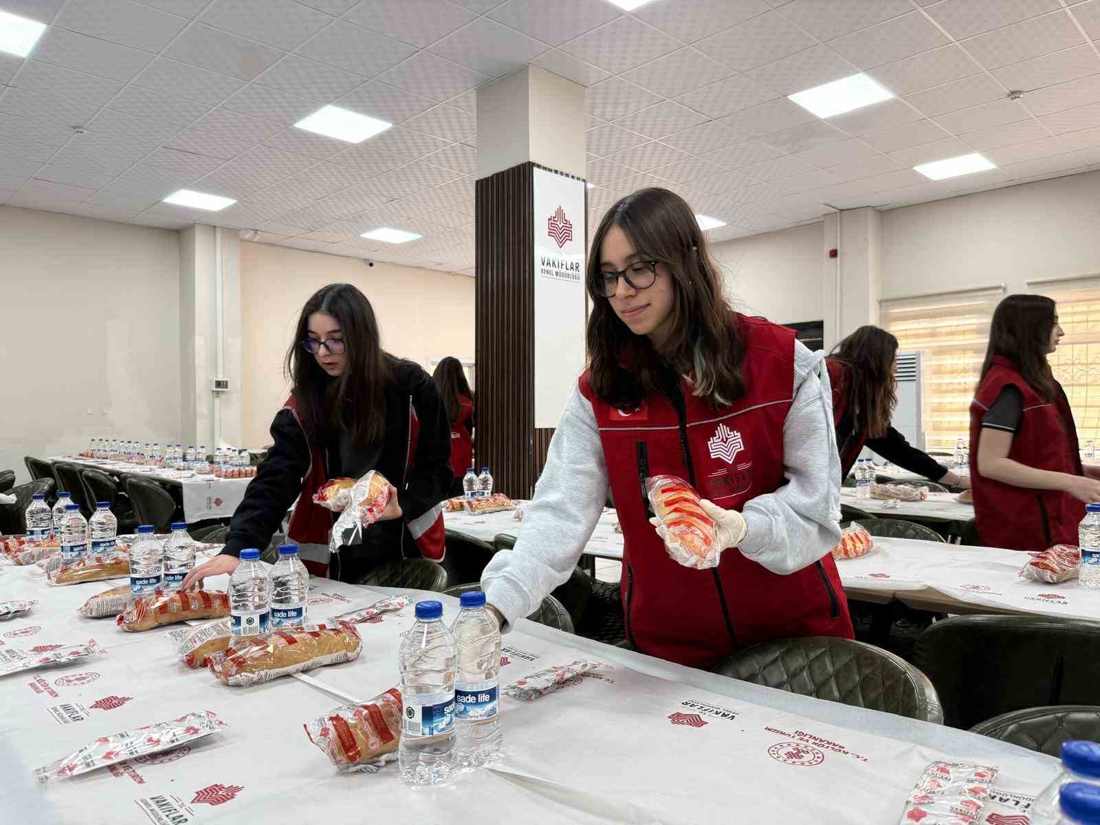 Gaziantep Kolej Vakfı öğrencileri, gönül sofrasında buluştu
