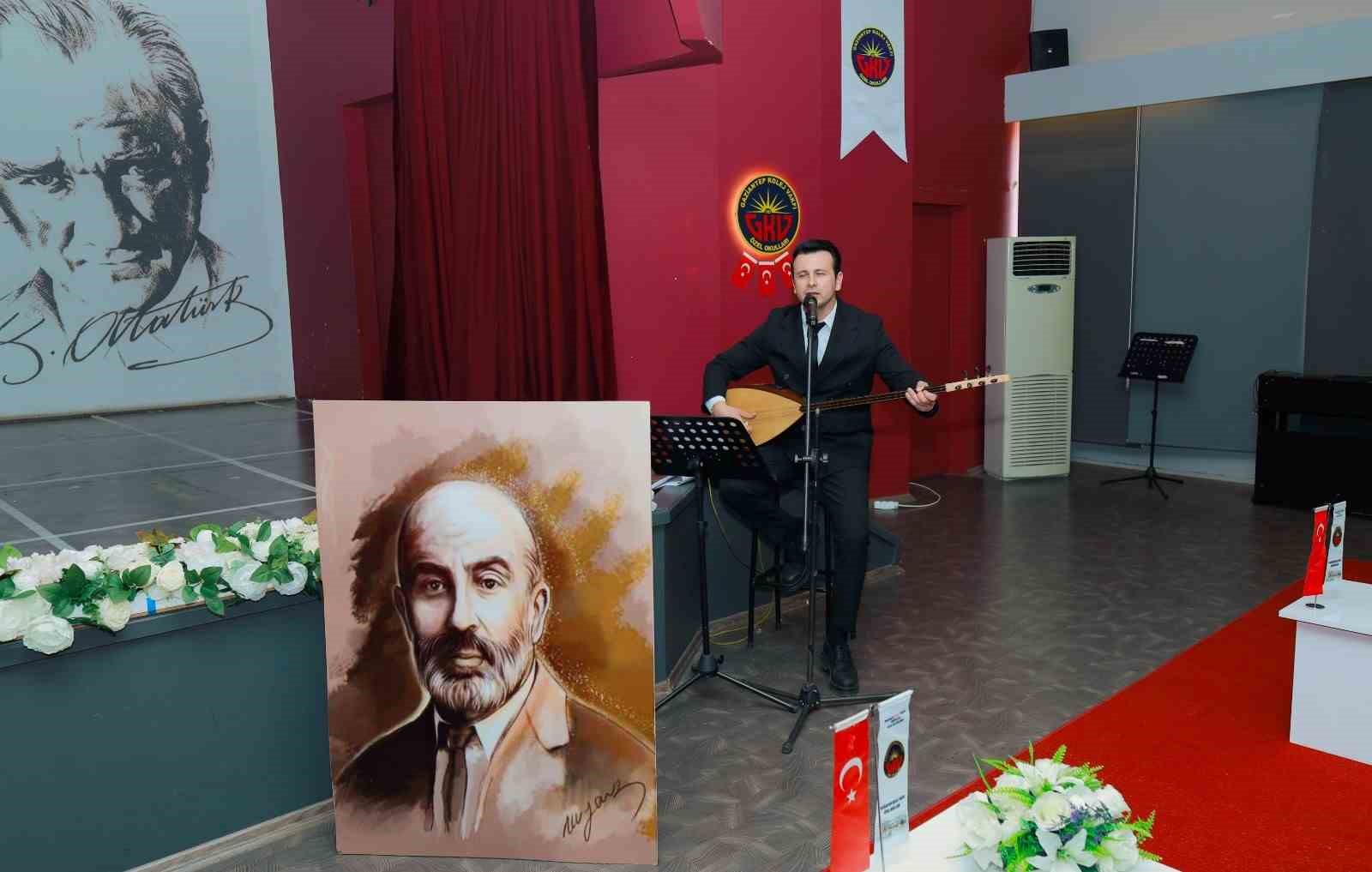 Gaziantep Kolej Vakfı Özel Okulları öğrencileri bayrak alkışı
