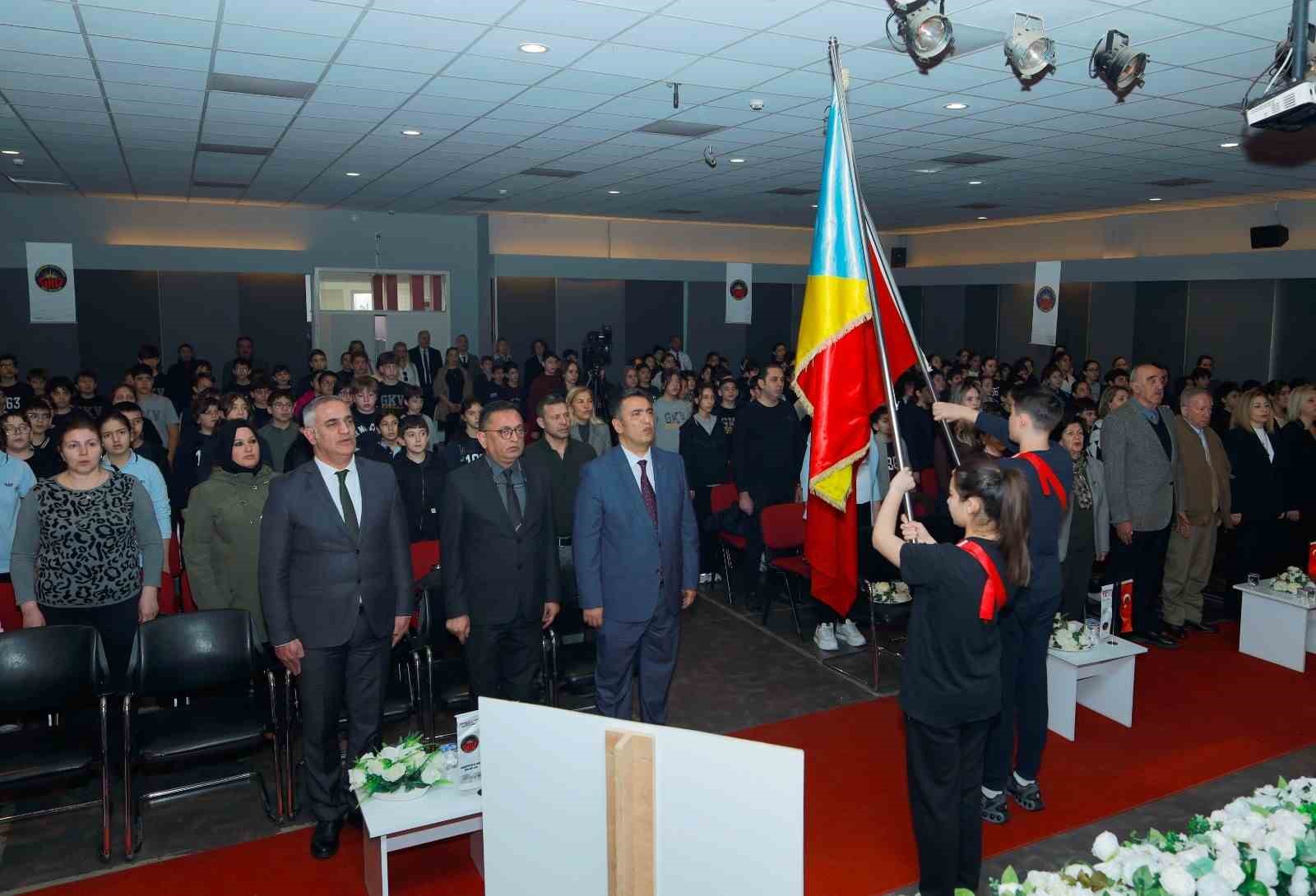 Gaziantep Kolej Vakfı Özel Okulları öğrencileri bayrak alkışı
