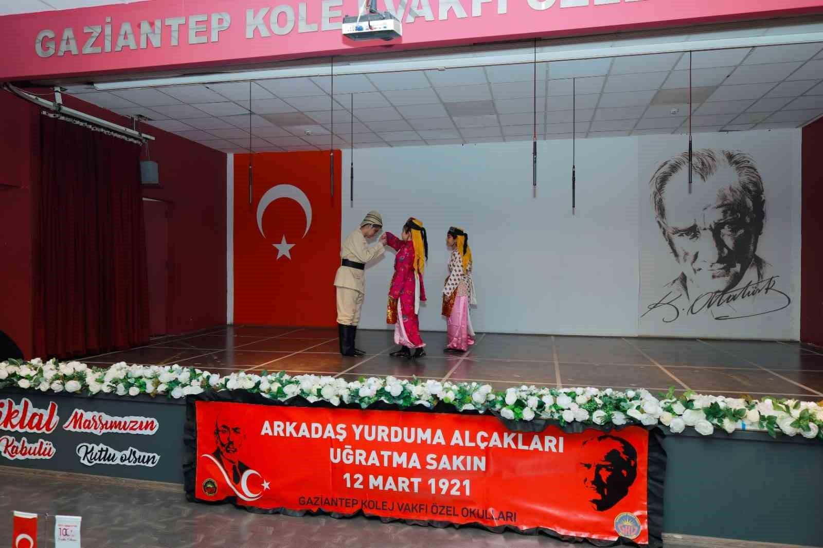 Gaziantep Kolej Vakfı Özel Okulları öğrencileri bayrak alkışı
