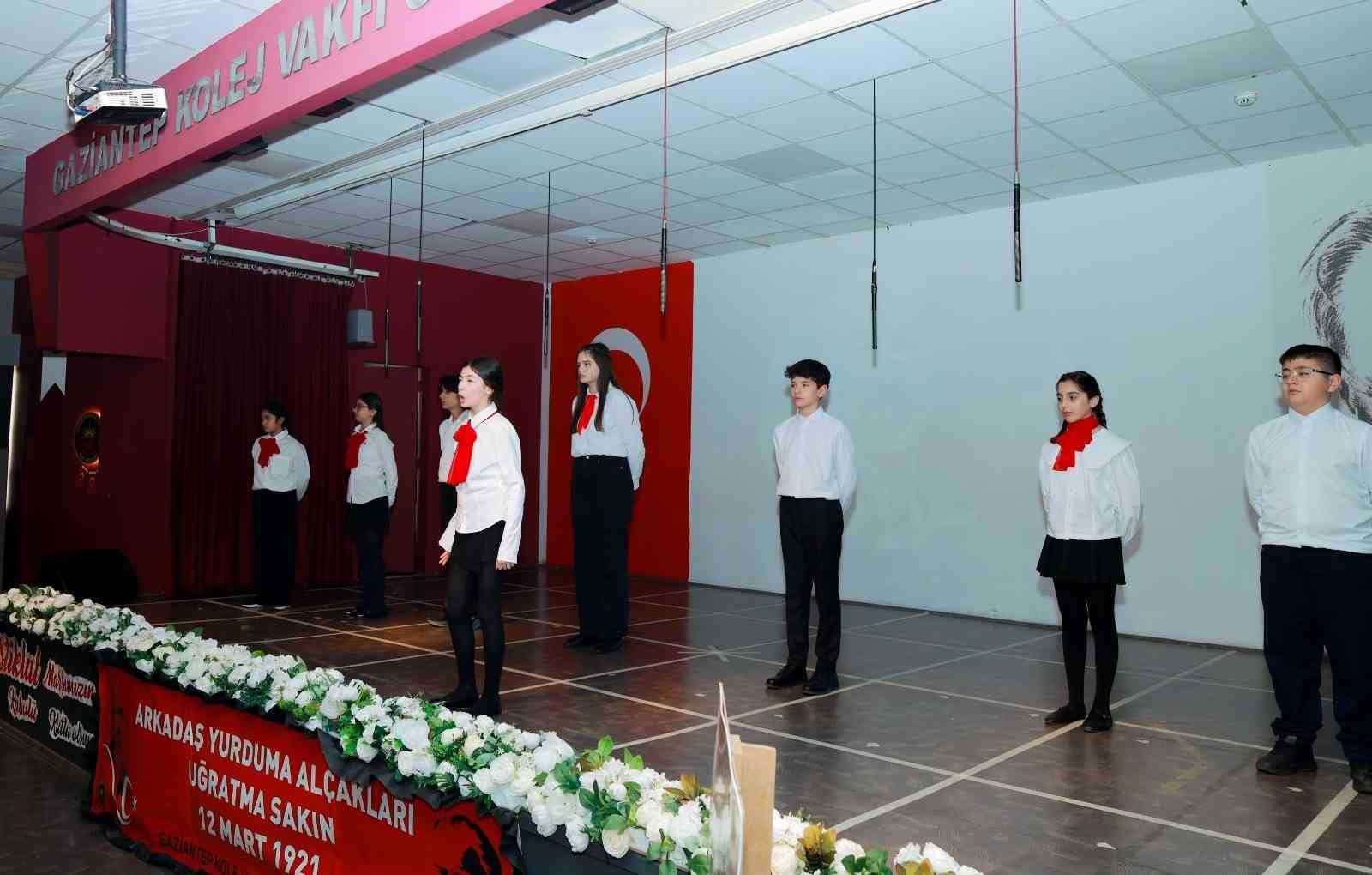 Gaziantep Kolej Vakfı Özel Okulları öğrencileri bayrak alkışı
