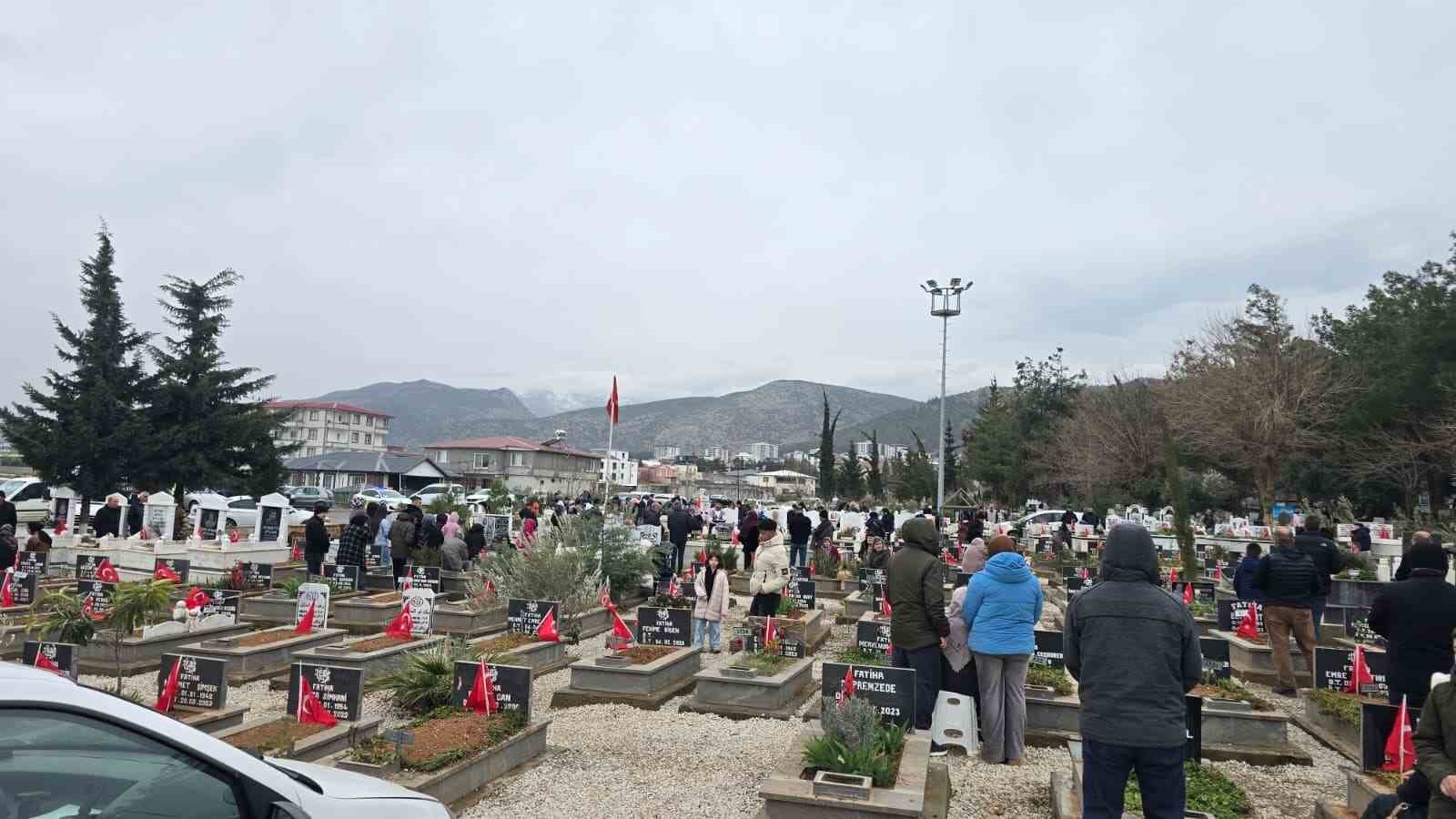 Gaziantep protokolünden İslahiye’de deprem şehitliğine ziyaret
