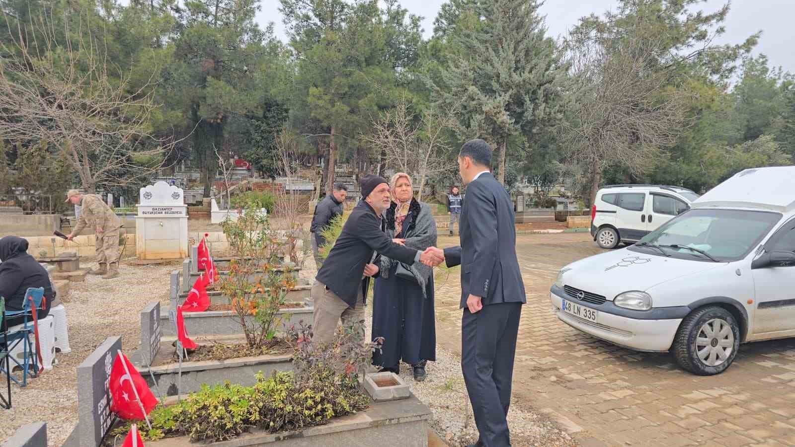 Gaziantep protokolünden İslahiye’de deprem şehitliğine ziyaret
