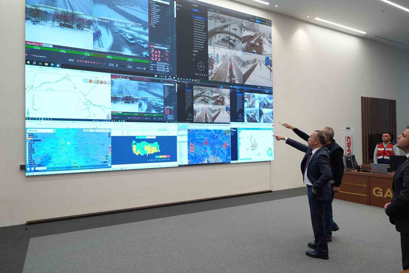 Gaziantep Valisi Çeber: "Trafiğe kapalı yolumuz yok"
Gaziantep Valisi Çeber: "Trafiğe kapalı yolumuz yok"