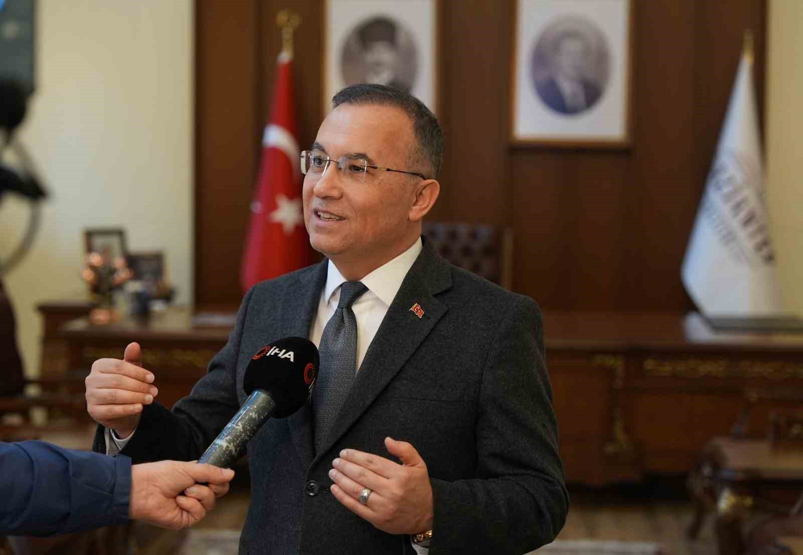 Gaziantep Valisi Çeber: "Trafiğe kapalı yolumuz yok"
Gaziantep Valisi Çeber: "Trafiğe kapalı yolumuz yok"