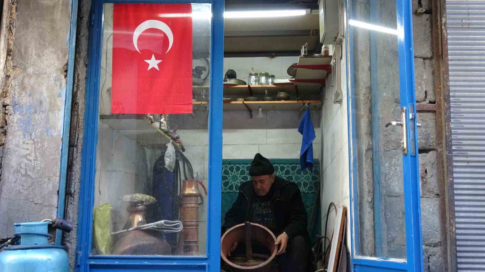 Gaziantep’in en yaşlı bakır ustası
Gaziantep’in en yaşlı bakır ustası